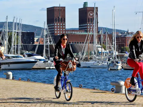 3 kvinner på sykkel på Aker Brygge
