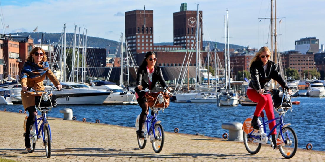 3 kvinner på sykkel på Aker Brygge