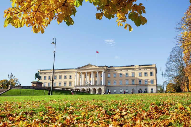 Slottsplassen i Oslo p&aring; h&oslash;sten