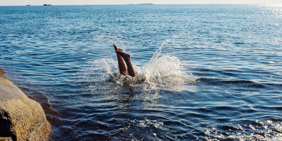En person hopper i vannet