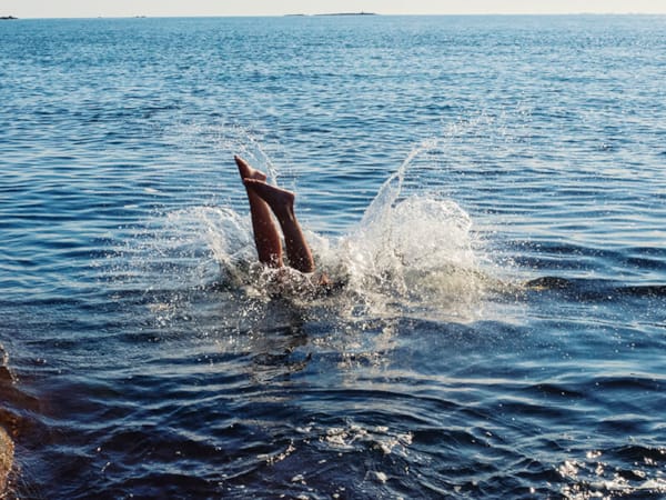 En person hopper i vannet