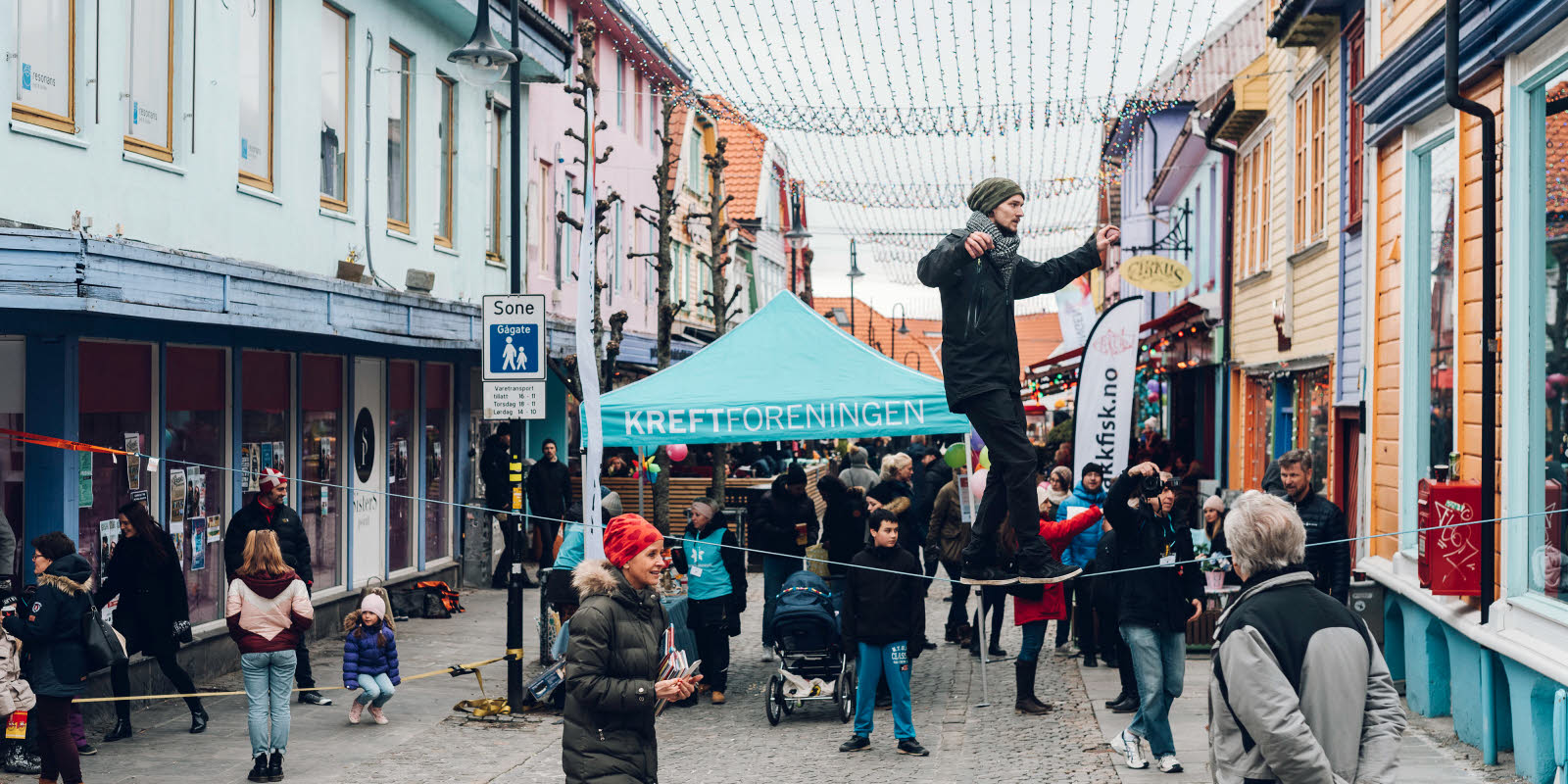 Mann på line i Fargegata i Stavanger