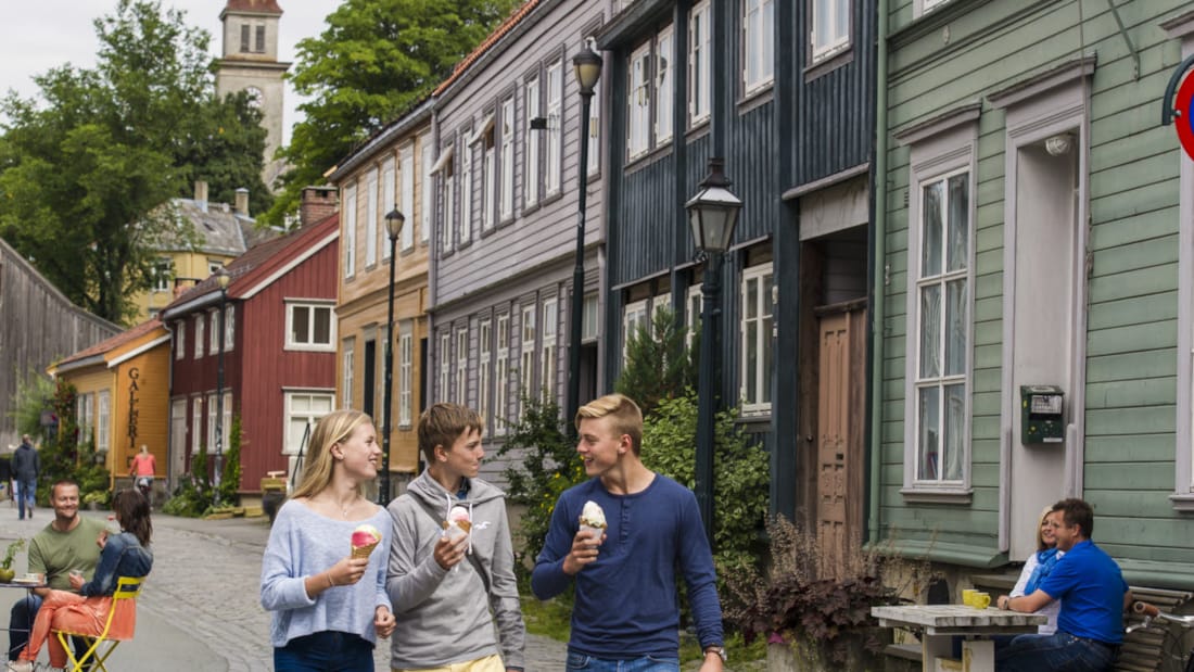 Bakklandet i Trondheim med mennesker