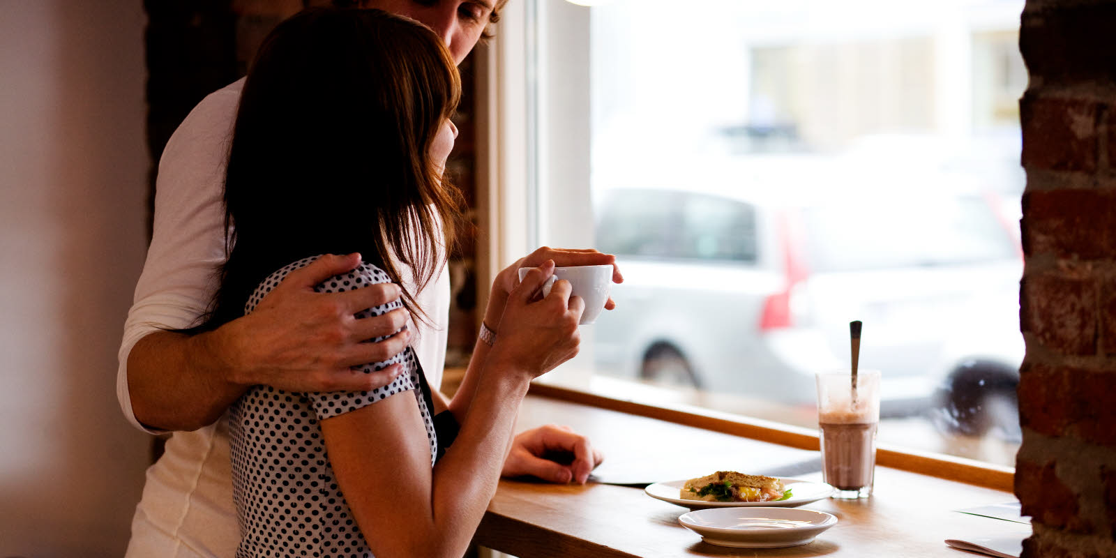 To personer hos en Dromedar kaffebar i Trondheim.