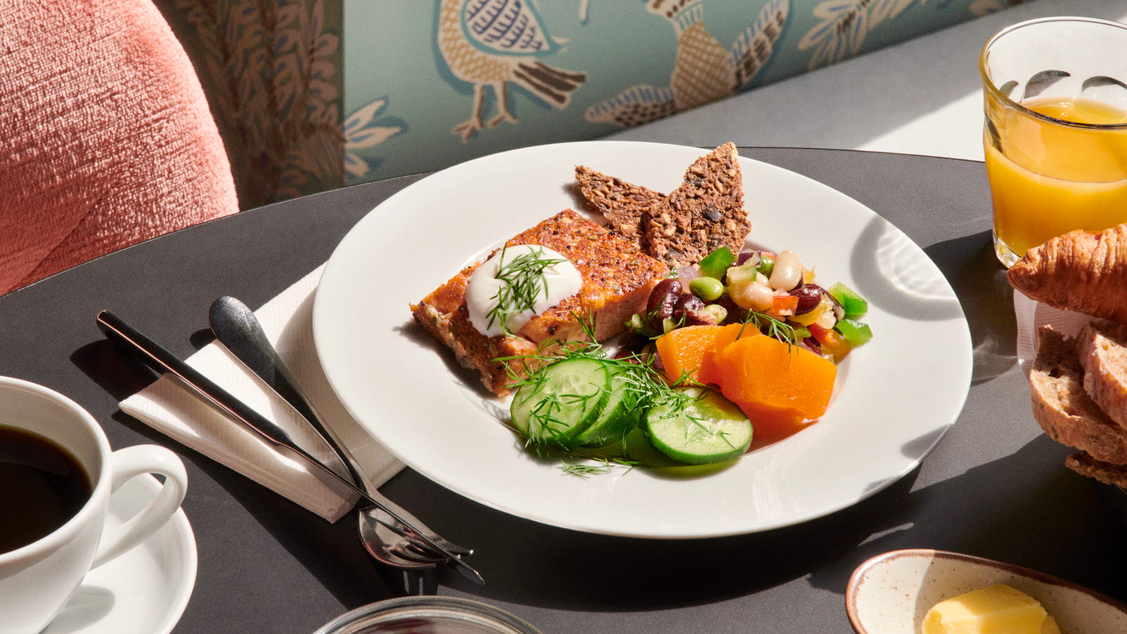 Frokosttallerken med knekkebrød, grønnsaker og fisk