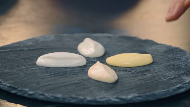 Fire ulike typer majones på en steinfjøl