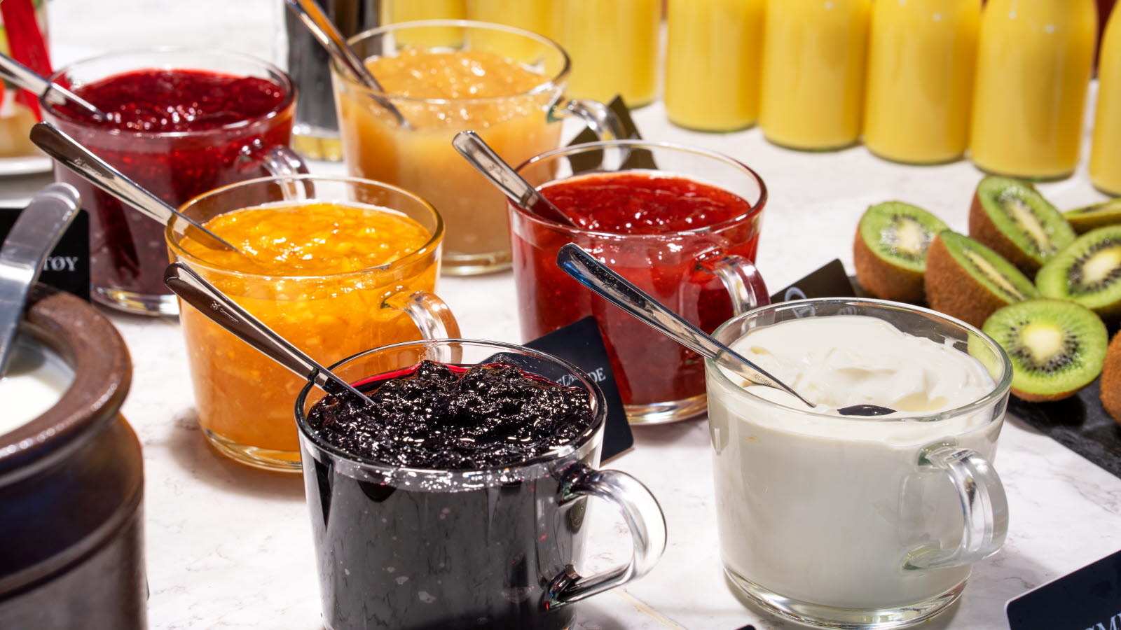 Frokost buffeet med diverse syltetøy