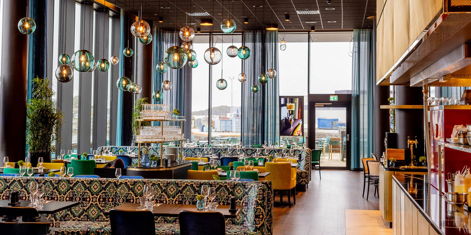 Hotellets bar hvor det er godt med plass og høyt under taket