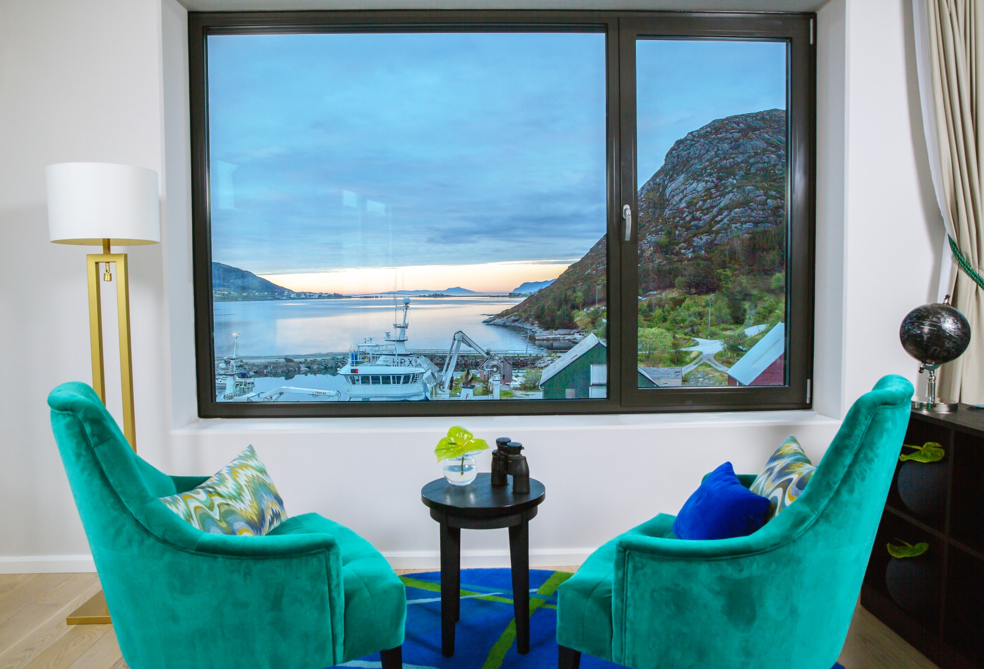THON HOTEL FOSNAVÅG: Få utsikt fra rommet når du bor på hotellet plassert midt blant storslått natur.