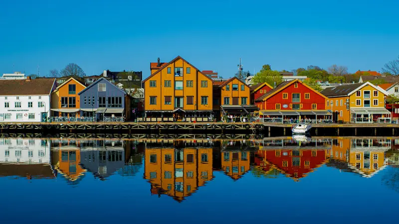 Tønsberg brygge som speiler seg i blått vann