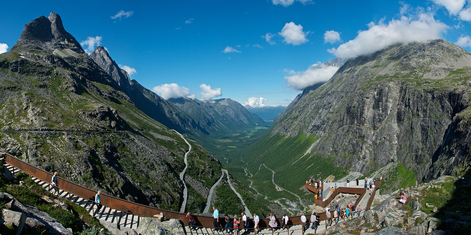 Mennesker som går Trollstigen