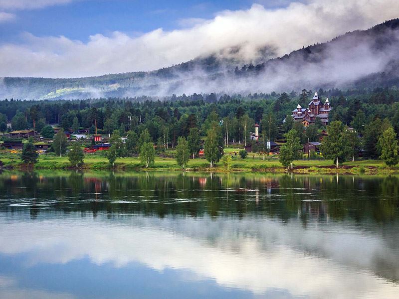 Et bilde av Hunderfossen og omgivelsene rundt