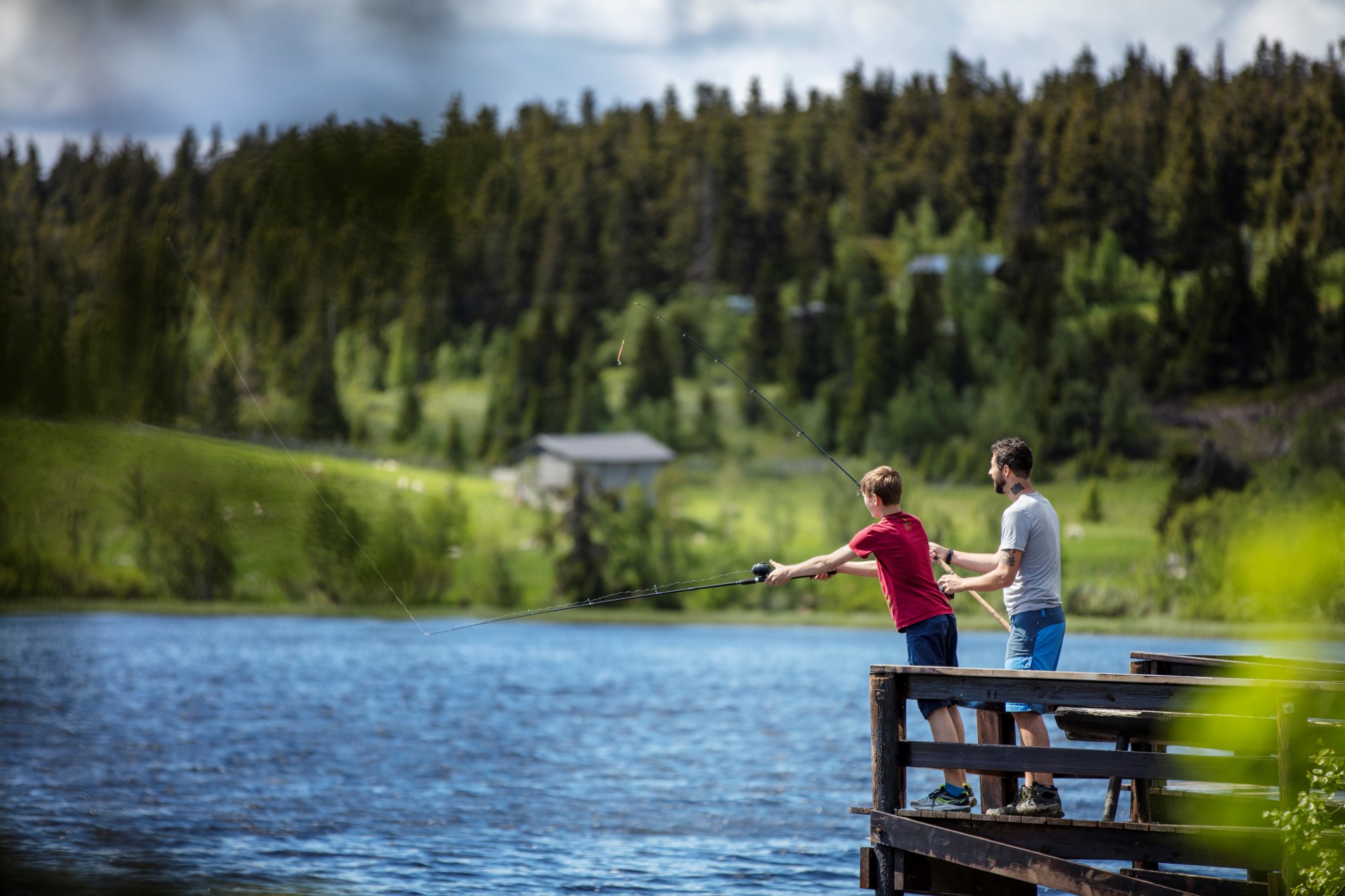 To personer som fisker i et vann på Skeikampen