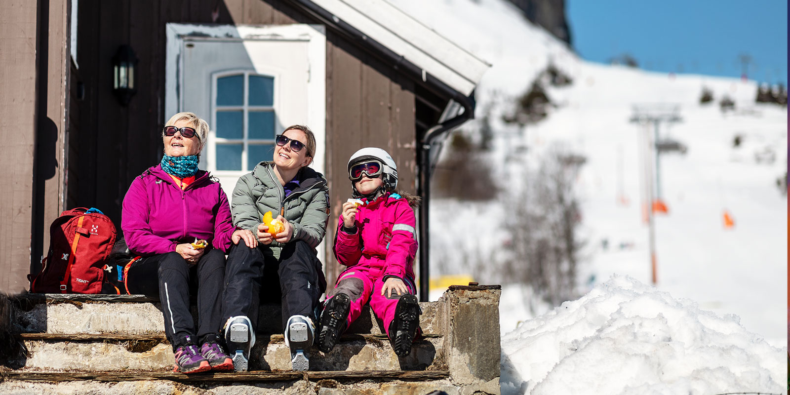 Barn leker i Skeikampen i sommerhalv&#xE5;ret