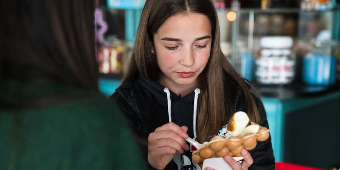 Datter med bubble waffle fra olso street food