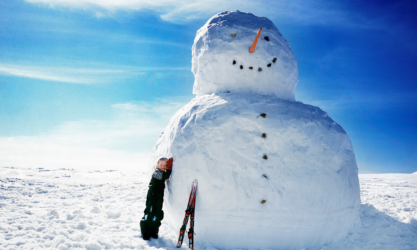 Fornøyd barn med snømann