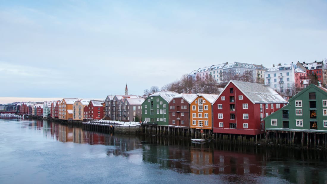 Utsikt over Bakklandet dekket av snø i Trondheim 