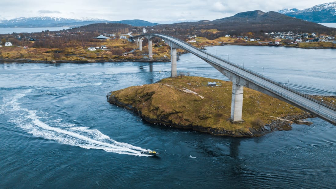 Bro som går over flere øyer i saltstruamen i Bodø. Fjell og vann rundt øyene. 