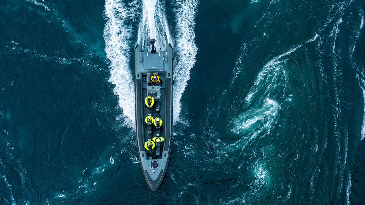 RIB-båt sett fra luften mens den seiler på havet i Bodø.