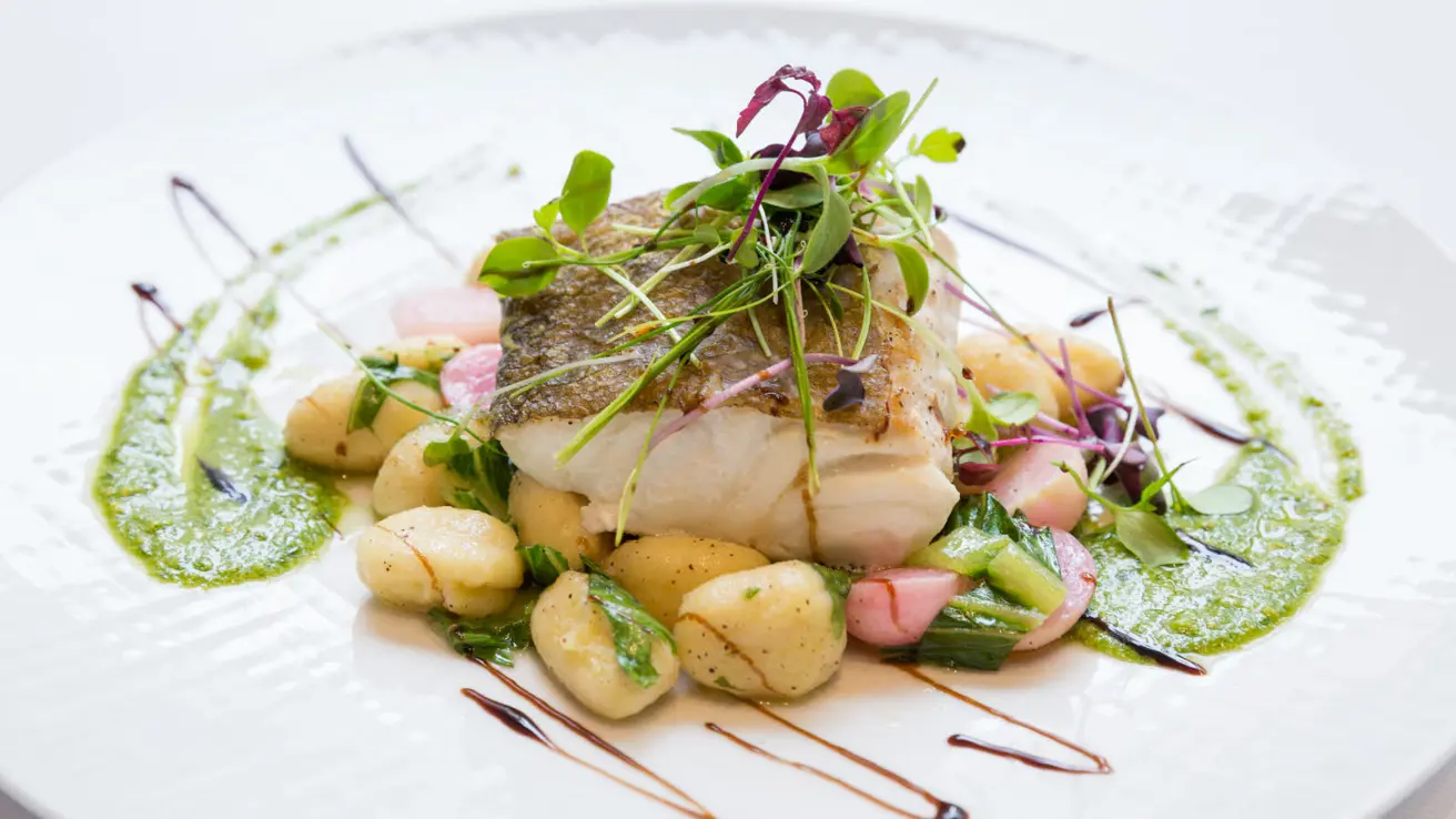 En gruppe tomme vinglass foran vindu ut mot opera