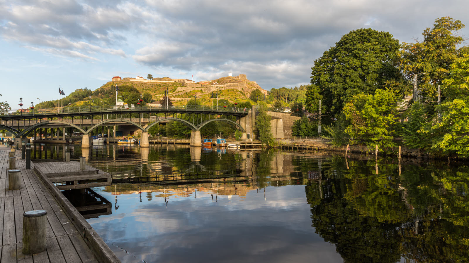 Tistedalselva i forgrunnen. Halden gangbro og Fredriksten festning i bakgrunnen.