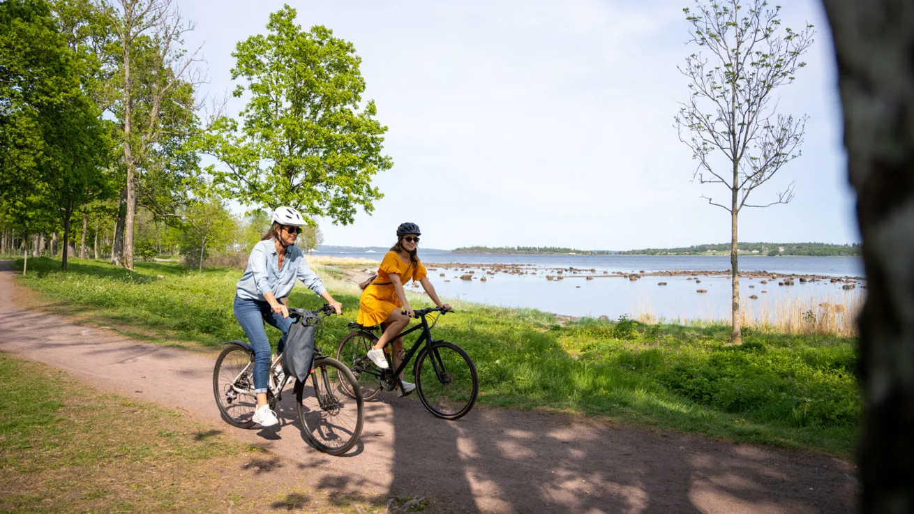 To kvinner sykler p&aring; Kyststien mellom Horten og &Aring;sg&aring;rdstrand