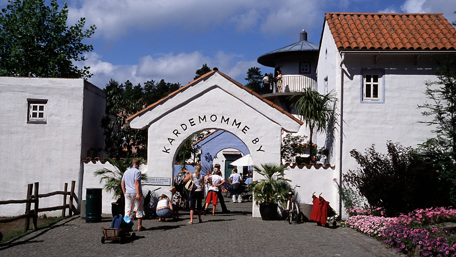 Ingangsportalen til Kardemomme by i Dyreparken.