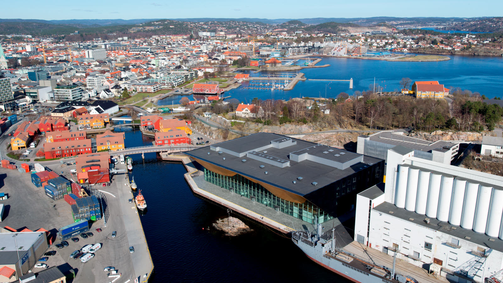 Kilden teater og konserthus og Kunstsilo sett fra oven. Fiskebrygga og sentrum i bakgrunnen.