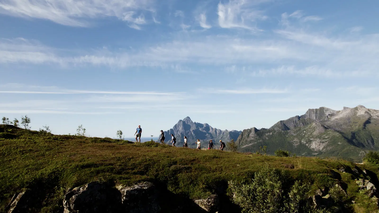 Mange personer som går på et fjell.