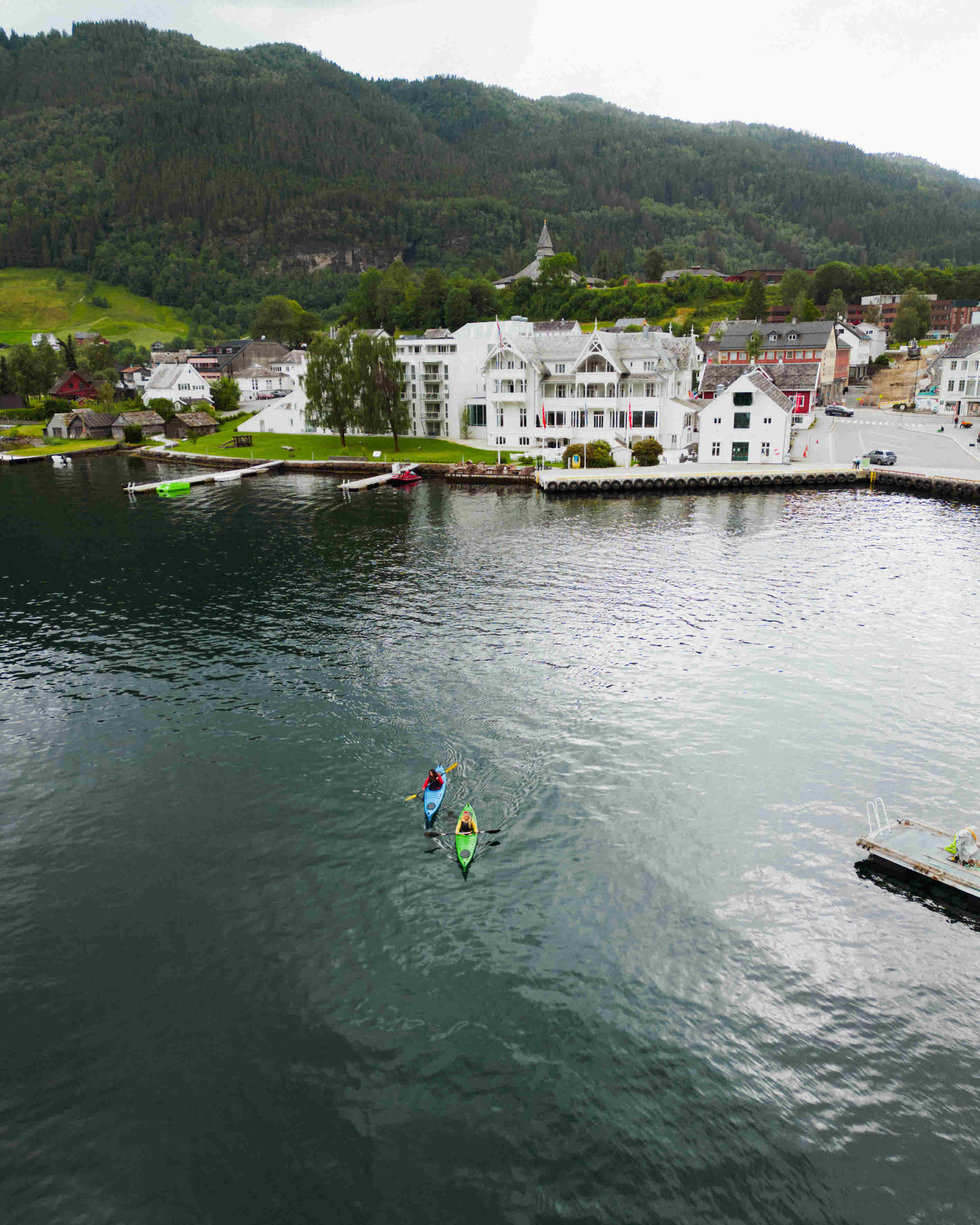  Naturskjønt fossefall omringet av trær.
