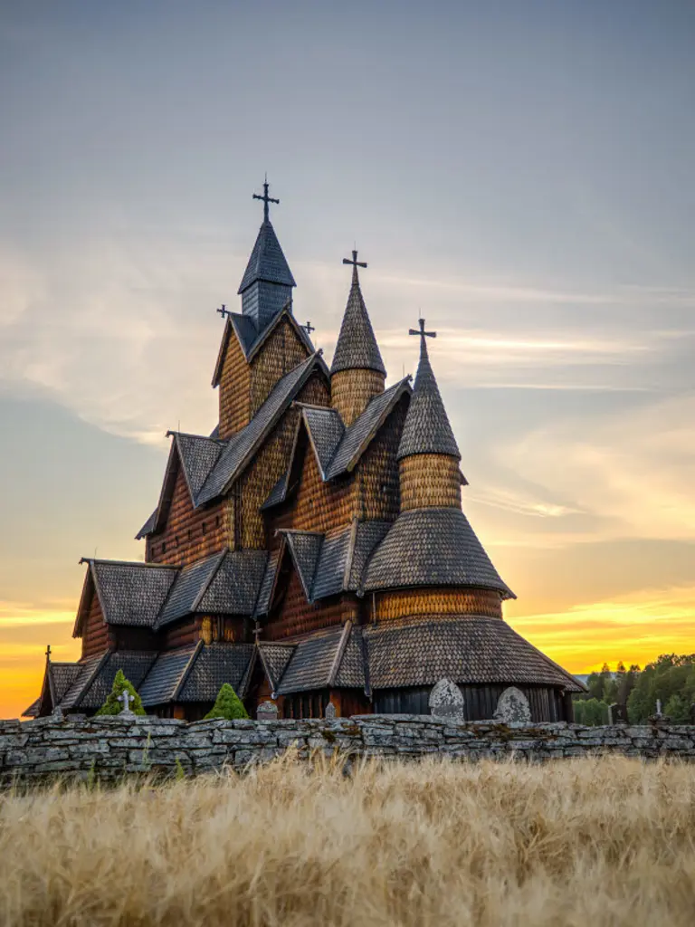 Heddal stavkirke på Notodden i solnedgang.