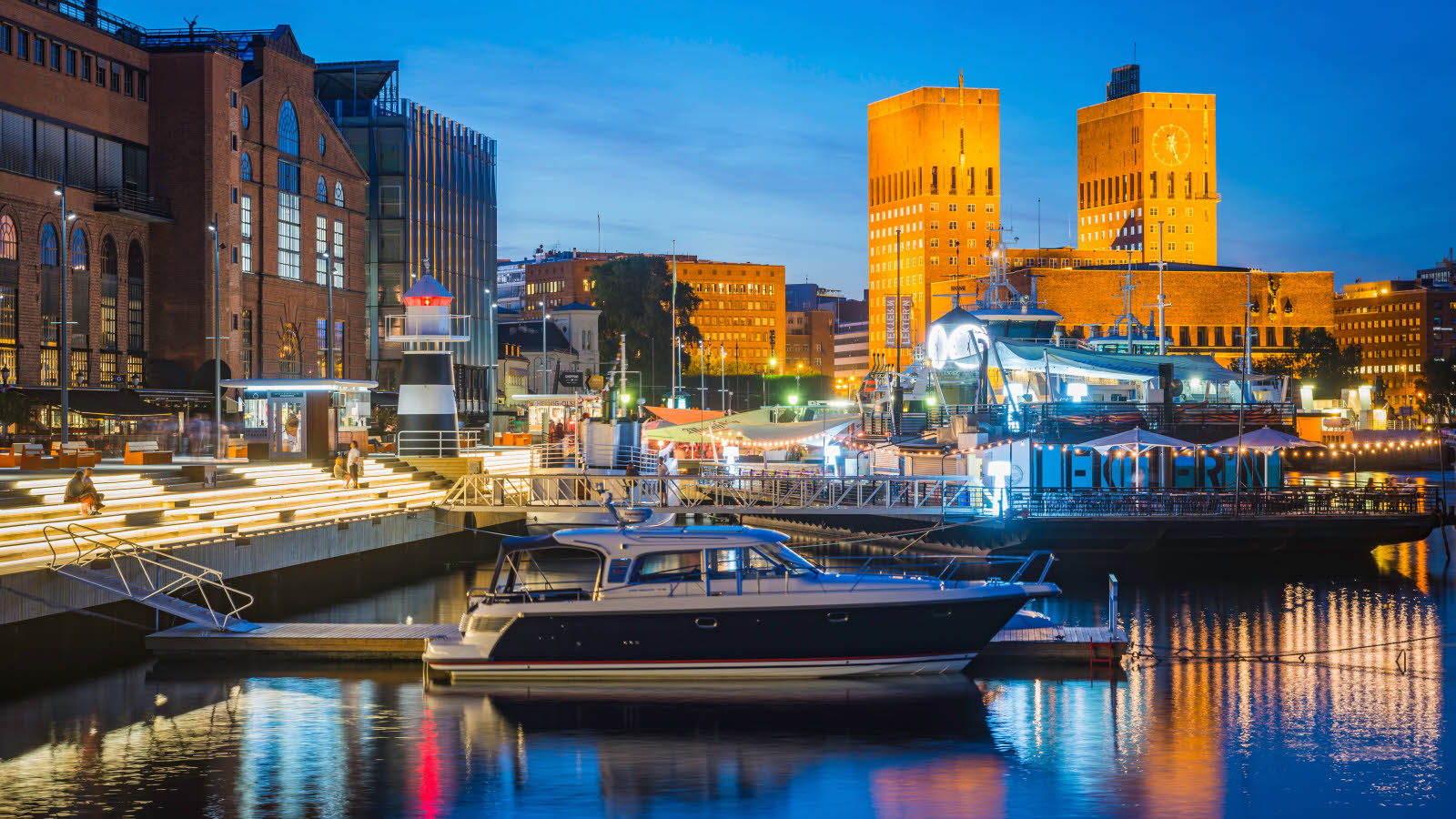 Kveldsbilde fra Aker Brygge, med Oslo Rådhus i bakgrunnen.