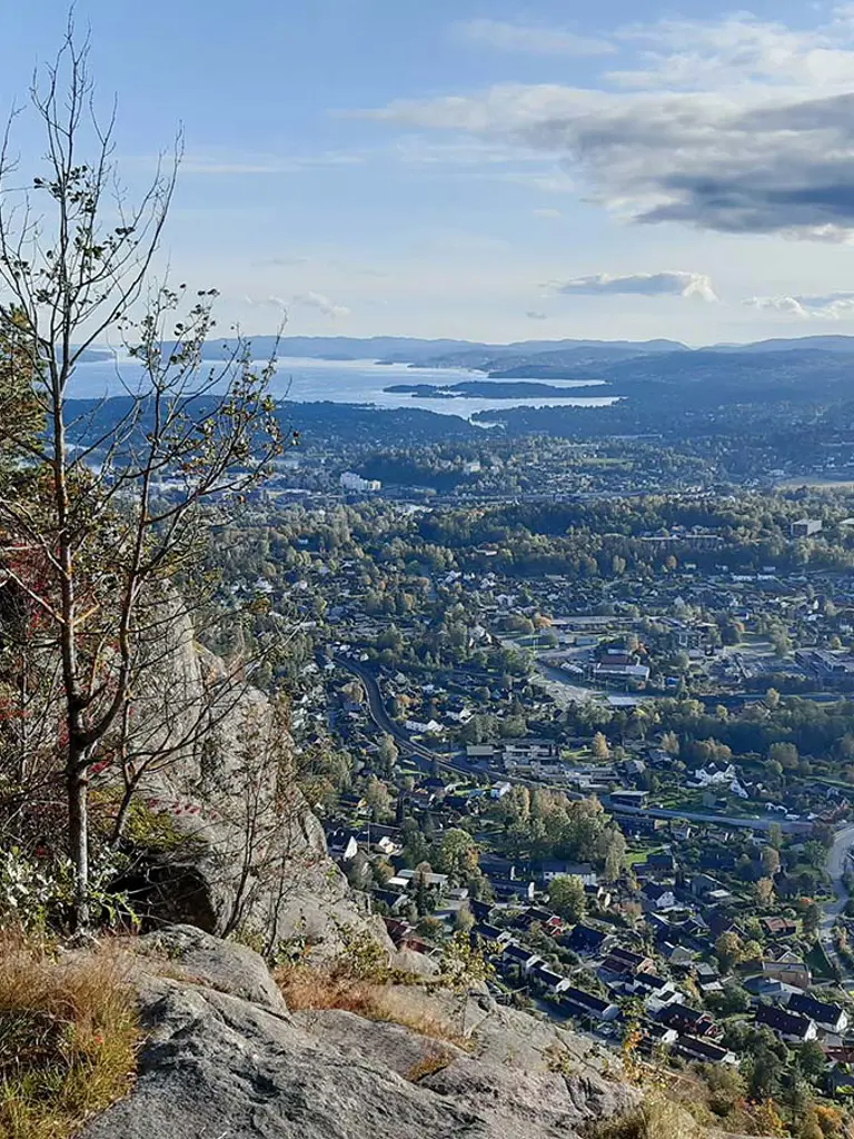 Utsikt over byen fra fjelltoppen.