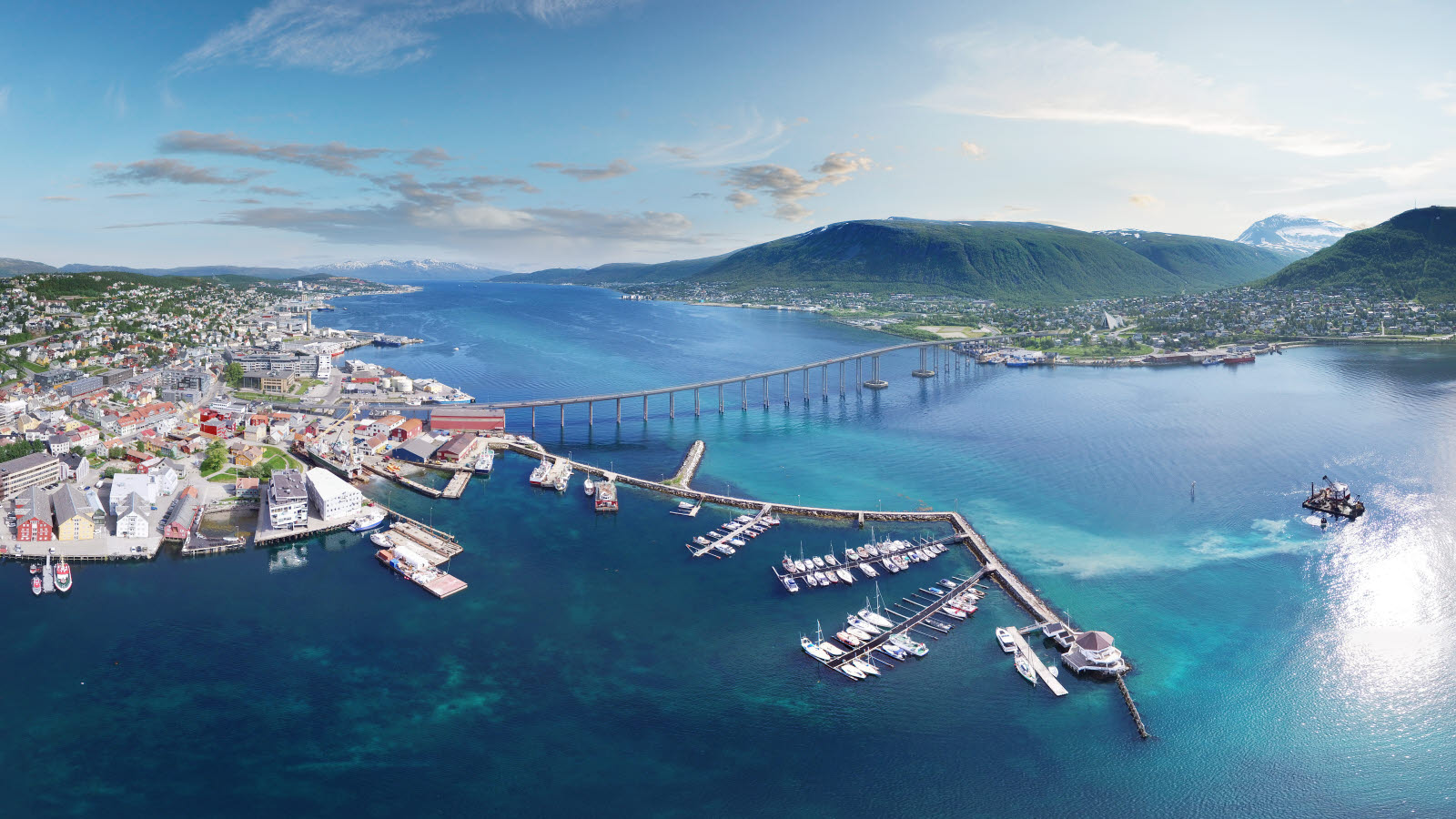 Byen Tromsø sett fra oven med broer og fjorder i nærheten.