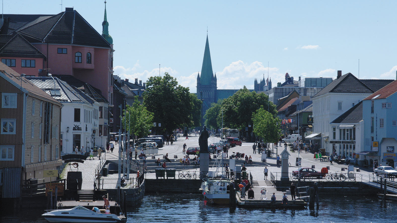 Ravnkloa og Munkegata i Trondheim, i bakgrunnen ses Nidarosdomen.