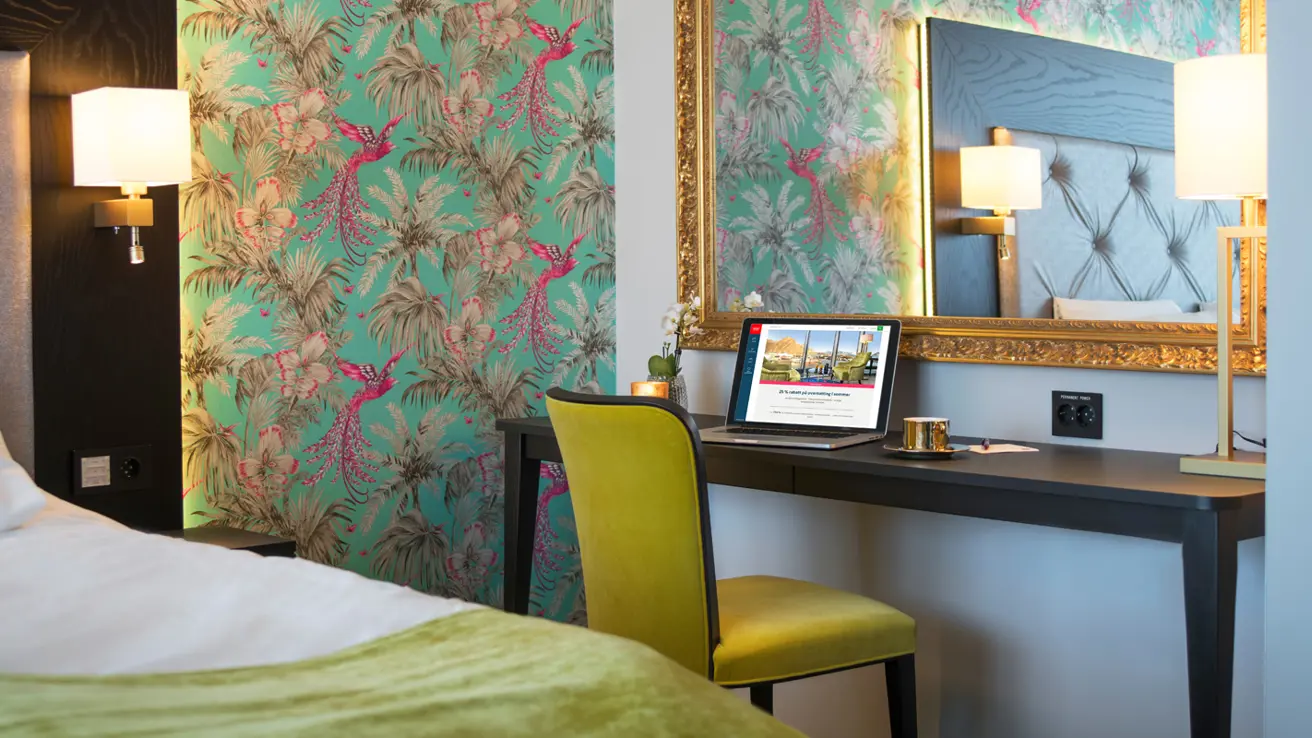 Laptop på Thon Hotel Opera med skjermbilde av nettsidene til Thon Hotels
