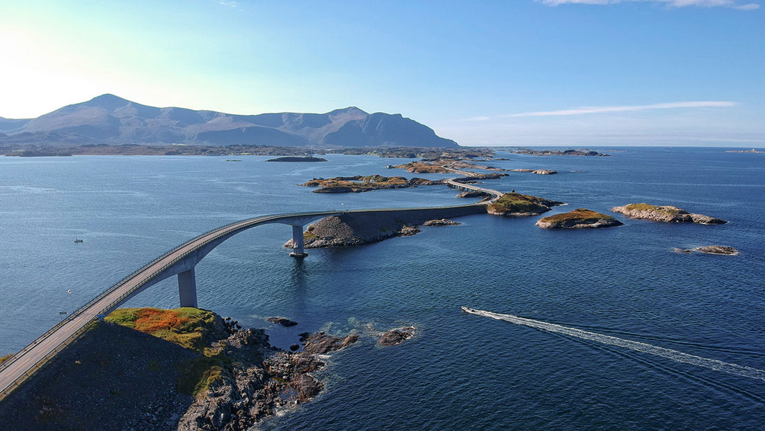 Atlanterhavsveien med blått hav og himmel, sett ovenfra