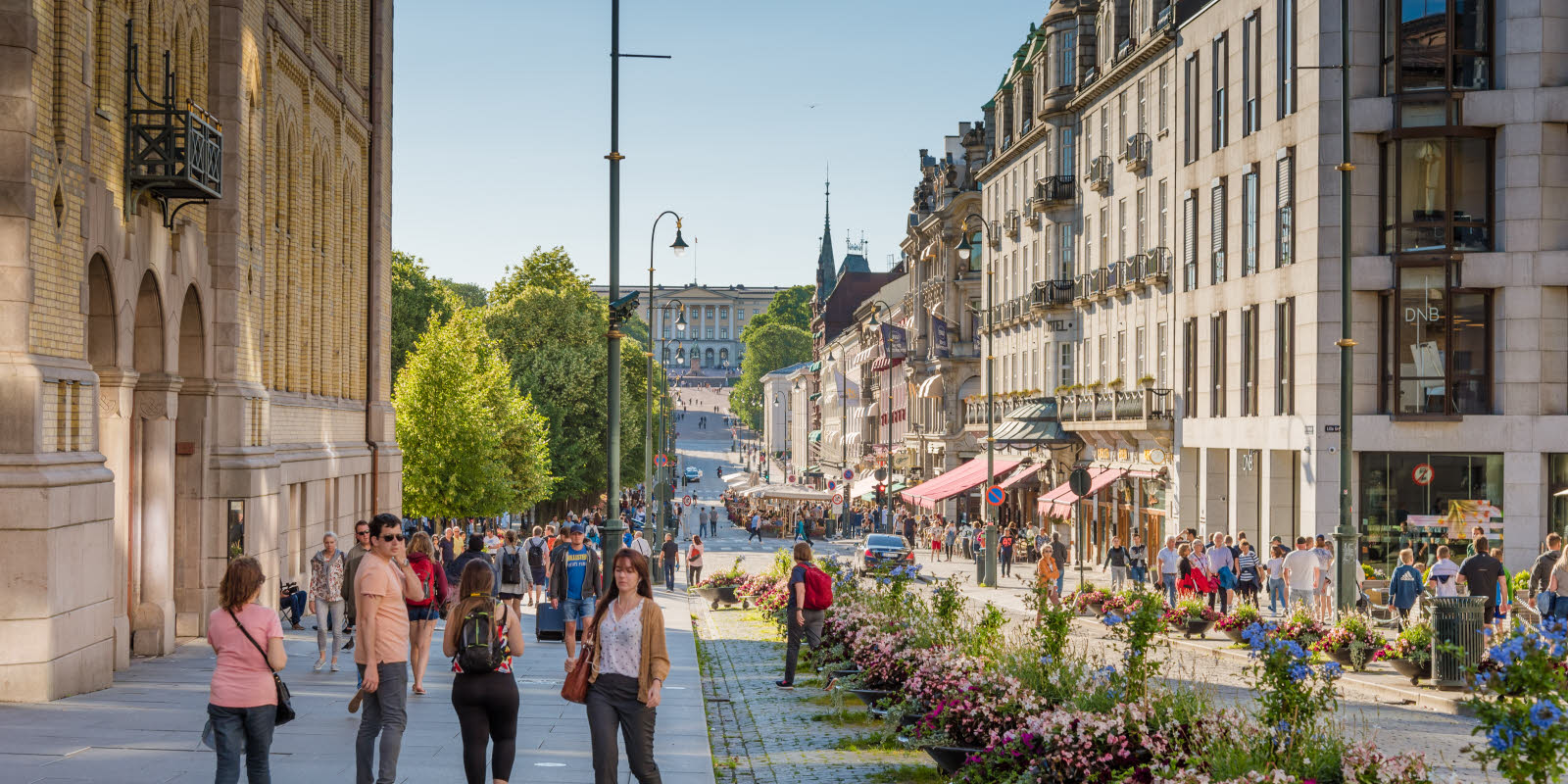 Mennesker i Karl Johans gate i Oslo p&#xE5; sommerstid