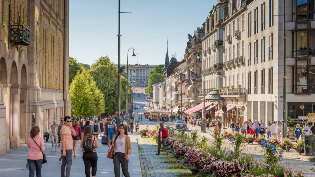 Mennesker i Karl Johans gate i Oslo på sommerstid