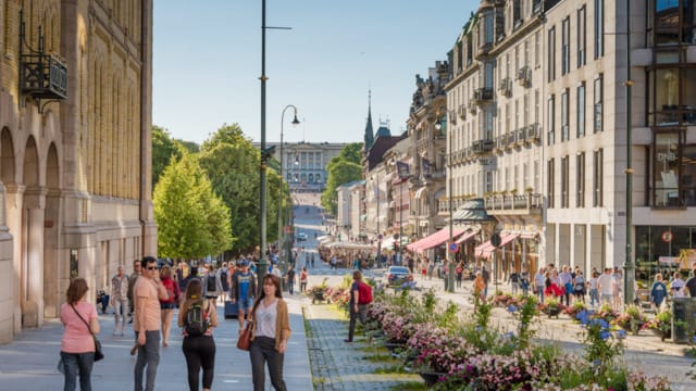 Mennesker i Karl Johans gate i Oslo på sommerstid