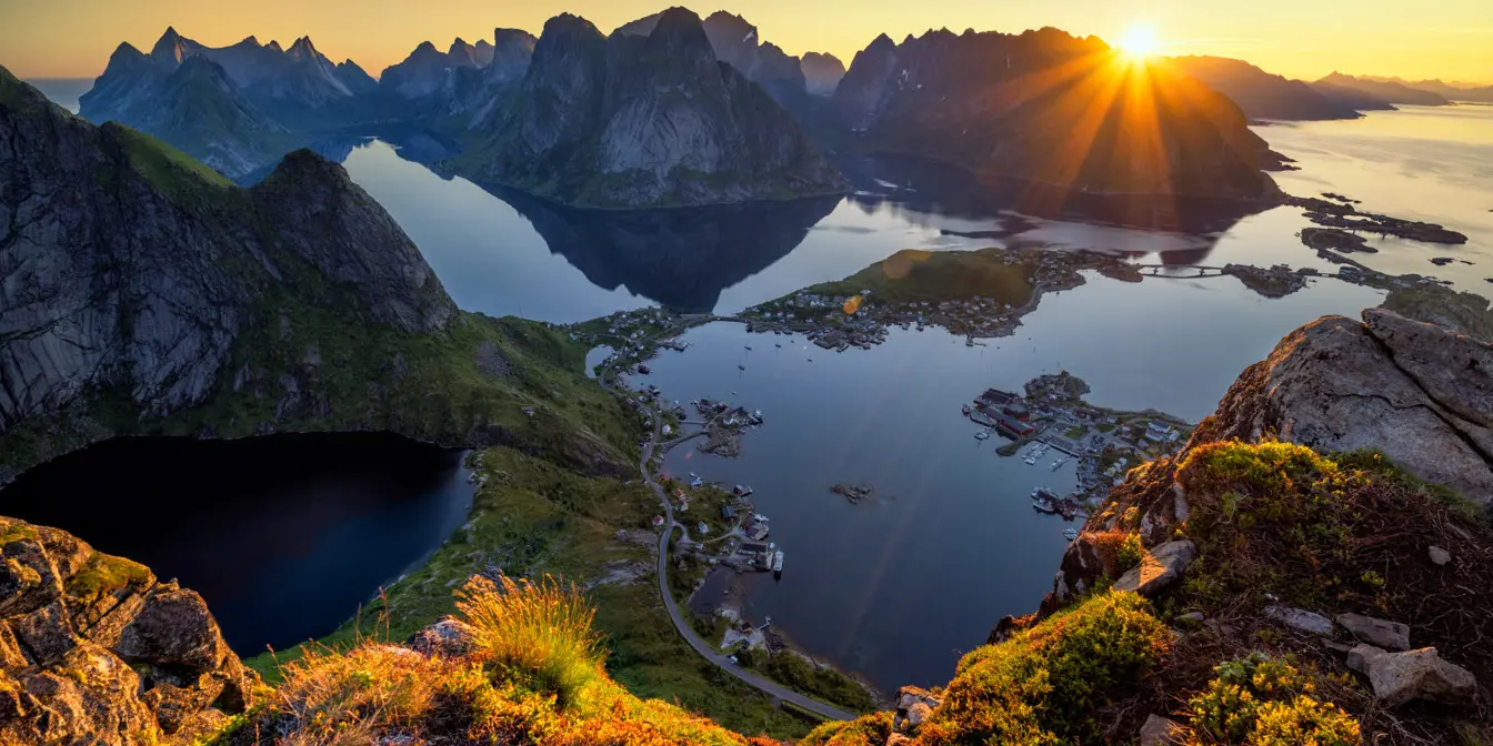 Hav og fjell i Lofoten ved solnedgang.