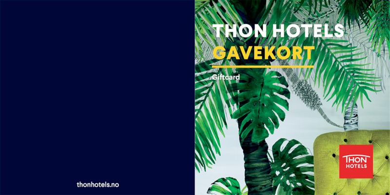 Bilde av omslaget til gavekortet. Tapet med palmer og planteblader. i front sees ryggen til en gul lenestol.