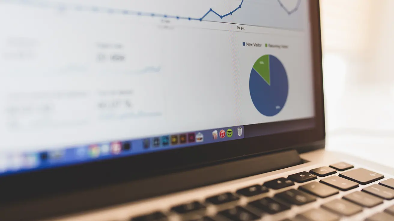 En bærbar PC med Google Analytics på skjermen