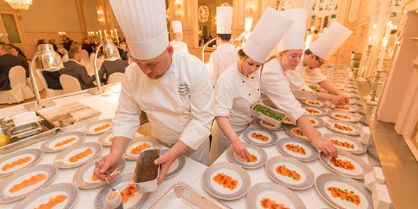 Kokker som anretter mat