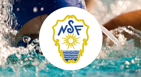Gutt som svømmer og logoen til Norge Svømmeforbund