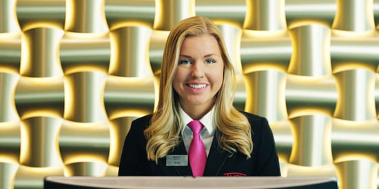 Resepsjonist i Thon Hotels' reklamefilm, "Sett farge på dagen".