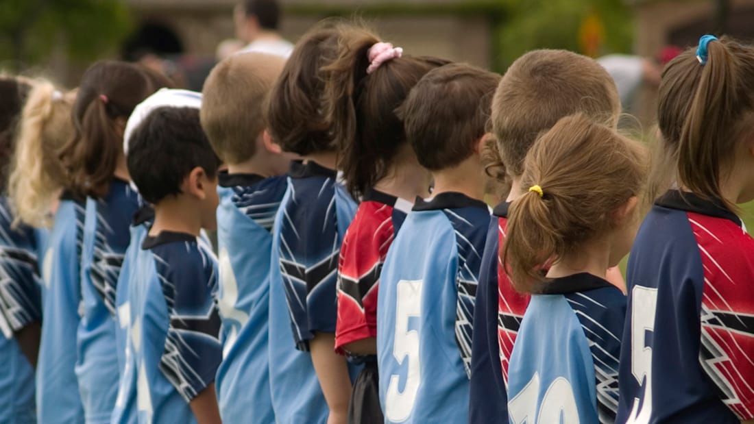 Barn på fotballag oppstilt før kamp