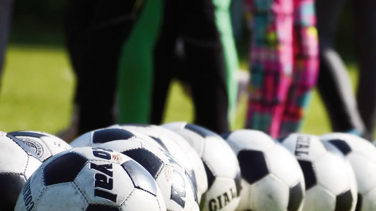 Utendørs fotballtrening for barn