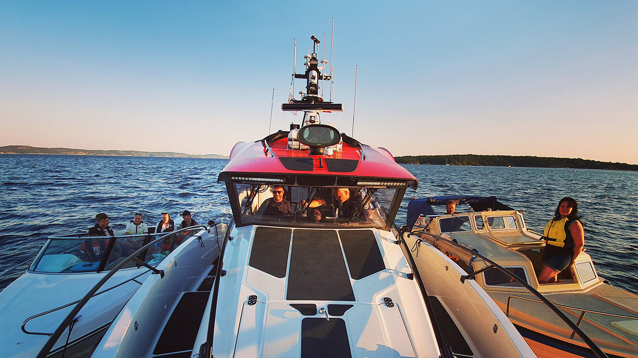 Nærbilde av båt som tilhører Redningselskapet