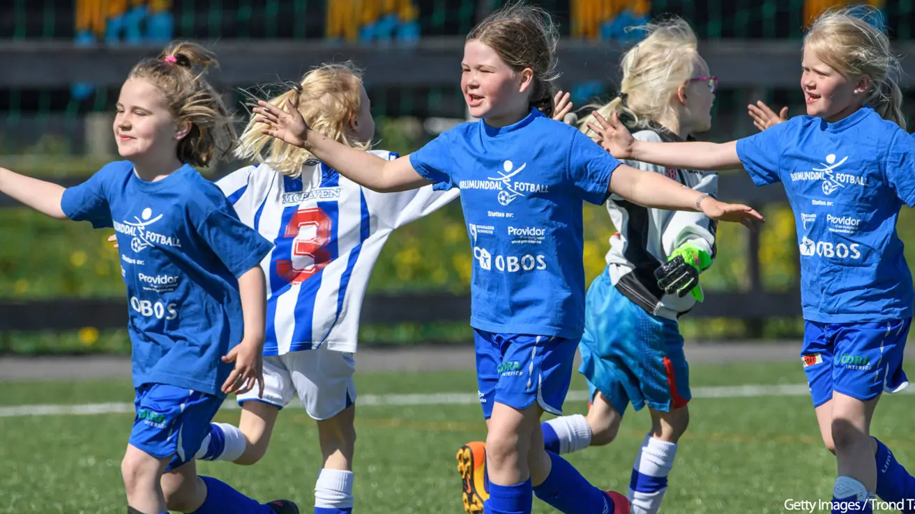 Småjentelag spiller fotball